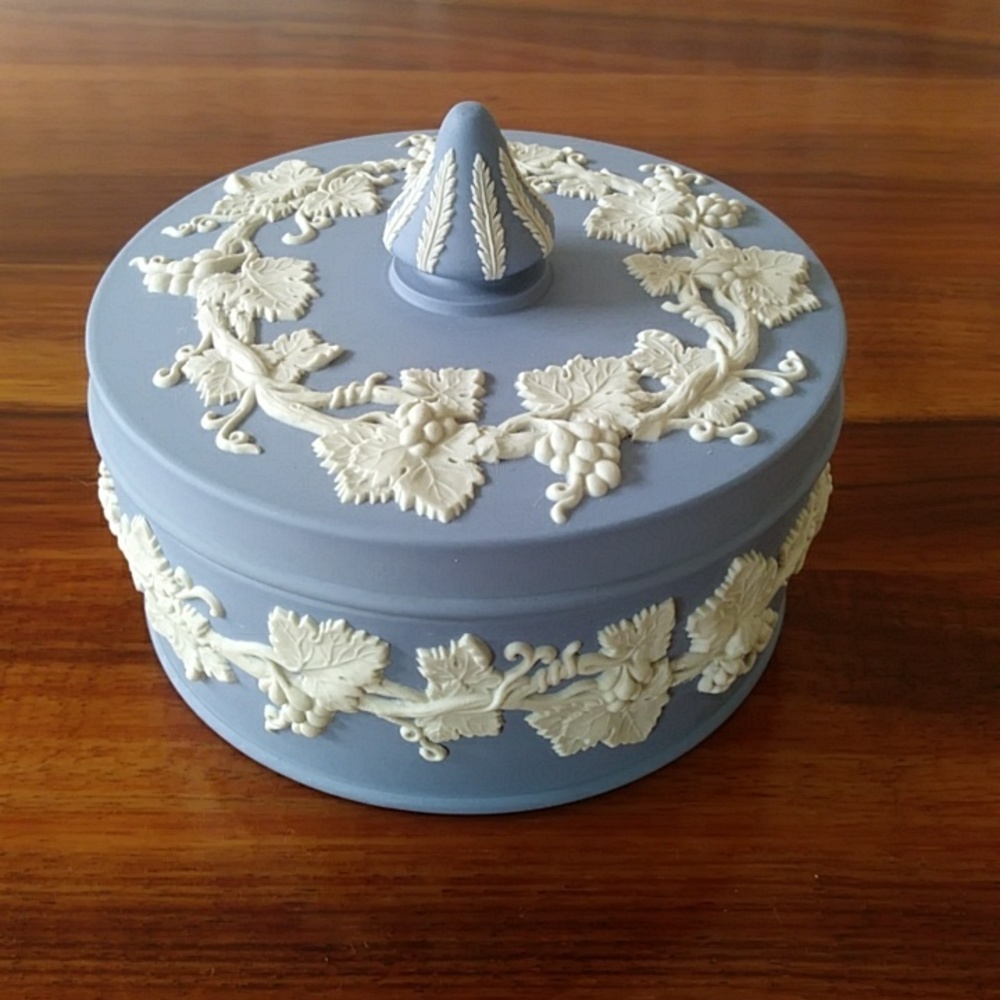 Vintage Large Wedgwood Blue/White Decorative Trinket Jewelry Box with Lid